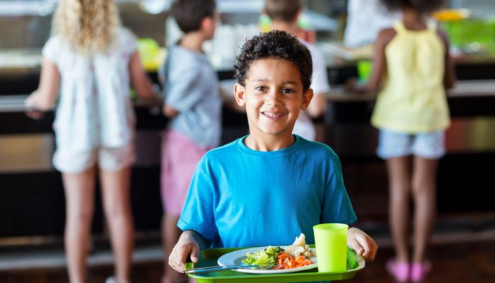 enfant à la cantine