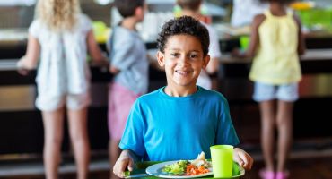enfant à la cantine